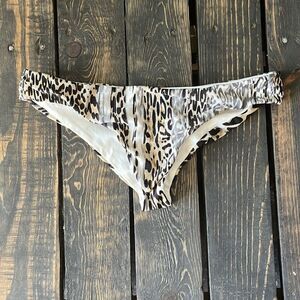 Único swimwear bikini bottom animale print low rise scrunch Med